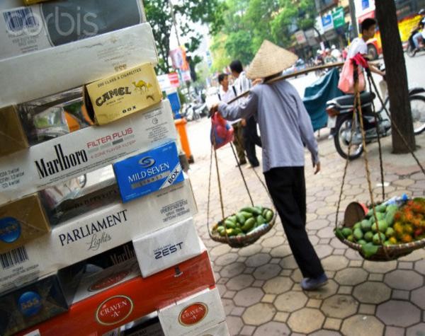 Việt Nam là nơi có giá thuốc lá rẻ nhất thế giới cũng là nơi có thể mua thuốc lá dễ nhất thế giới. Hiện giá bán tối thiểu đối với mỗi bao thuốc lá điếu bao cứng là 4.050 đồng và bao mềm là 3.450 đồng. Tỷ lệ nam giới hút thuốc ở Việt Nam thuộc hàng cao nhất thế giới với 47,8%. Việt Nam có hơn 40.000 người tử vong mỗi năm do thuốc lá.
